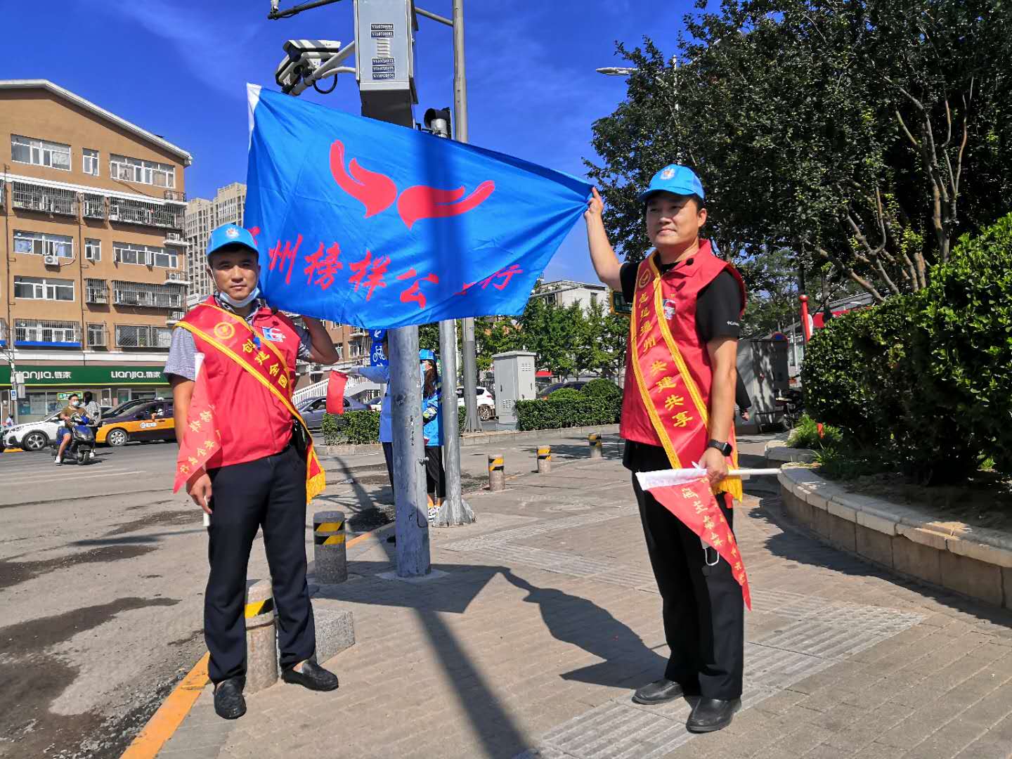 <strong>美女的逼被男人的屌猛烈日</strong>